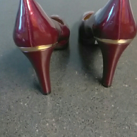 Tahari Women Heels - Picture 4 of 6